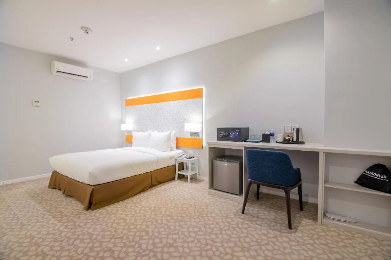 Holiday Inn Express & Suites Johor Bahru By Ihg 4*,  Malaysia